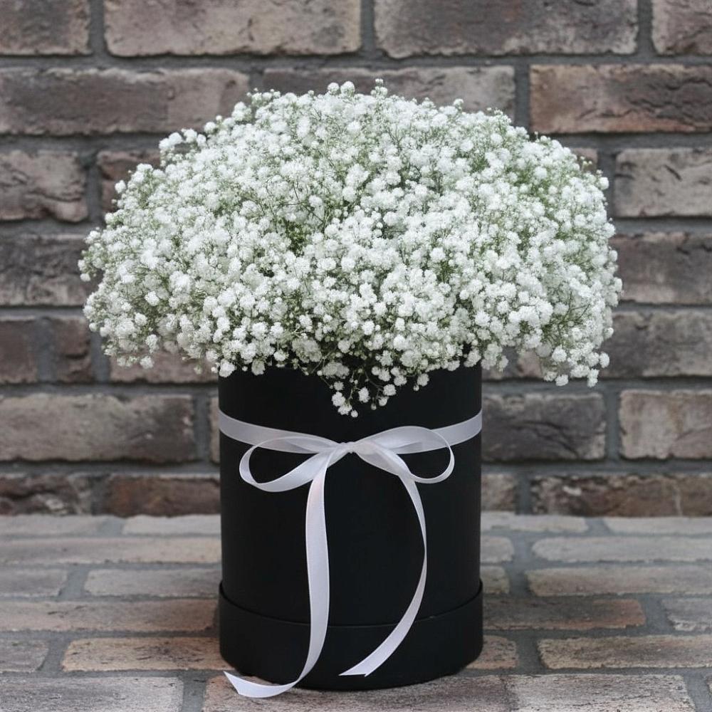 Цветочная композиция из Гипсофила в шляпной коробке в Барда