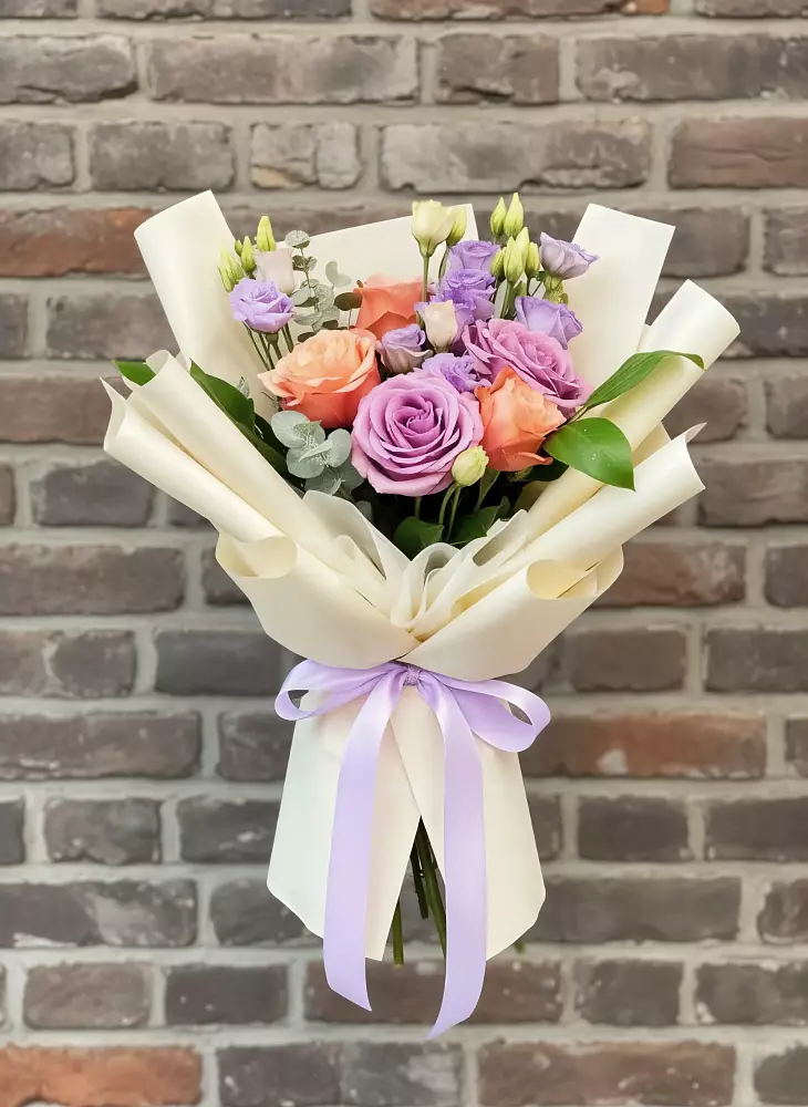 Букет цветов из: Лизиантусы и Розы в Барда