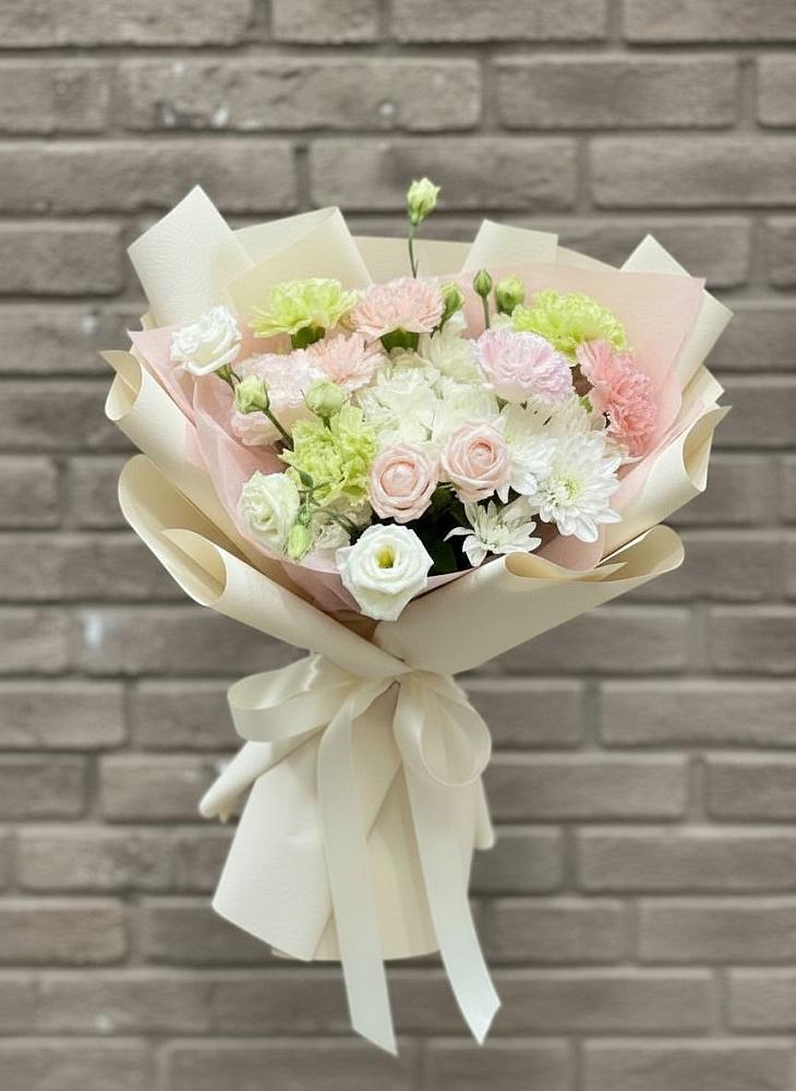 Букет цветов из: Гвоздики, Розы, Лизиантусы и Хризантемы в Барда