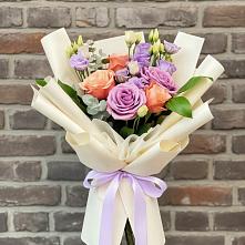 Букет цветов из:  Лизиантусы и Розы в Барда