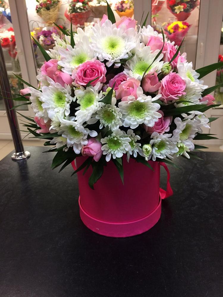 Цветочная композиция из Розы и Хризантемы в шляпной коробке в Барда