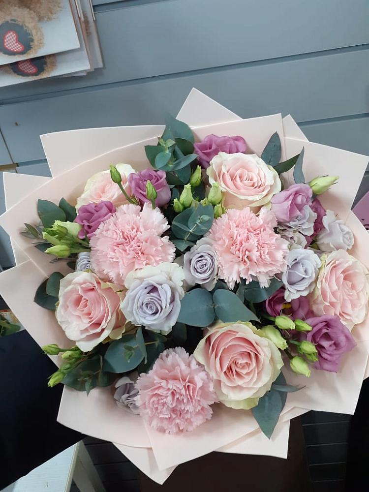 Букет цветов из: Розы, Гвоздики и Лизиантусы в Барда