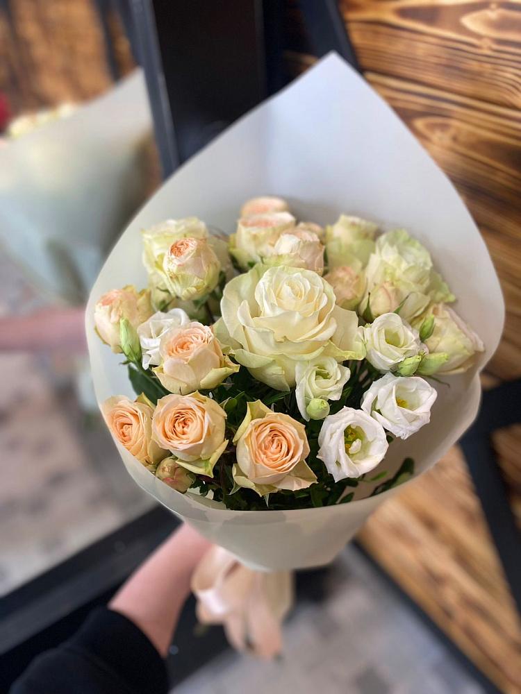 Букет цветов из: Розы и Лизиантусы в Барда